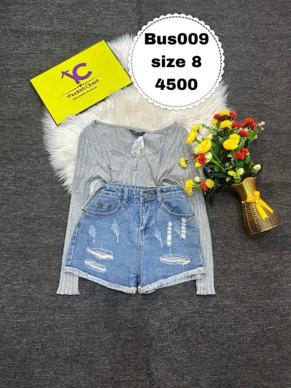 Stylish ripped bum short Size 8