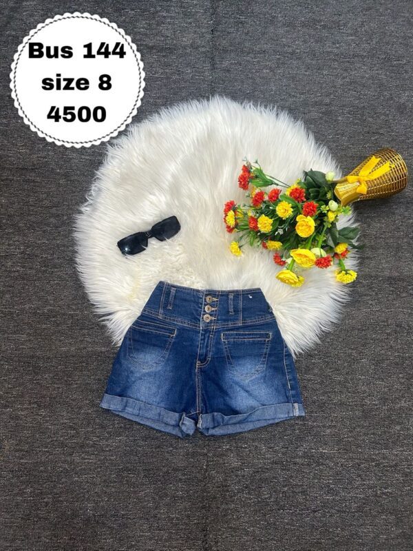 Stylish high waisted bum short Size 8