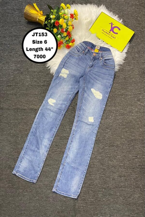 Blue slightly ripped bootcut jean Size 6, L 44