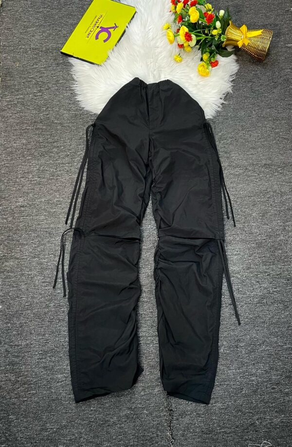 Black cargo pants Size 6, L 48