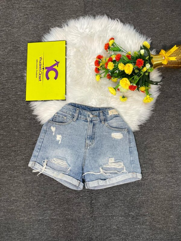 High waist ripped bum short Size 8