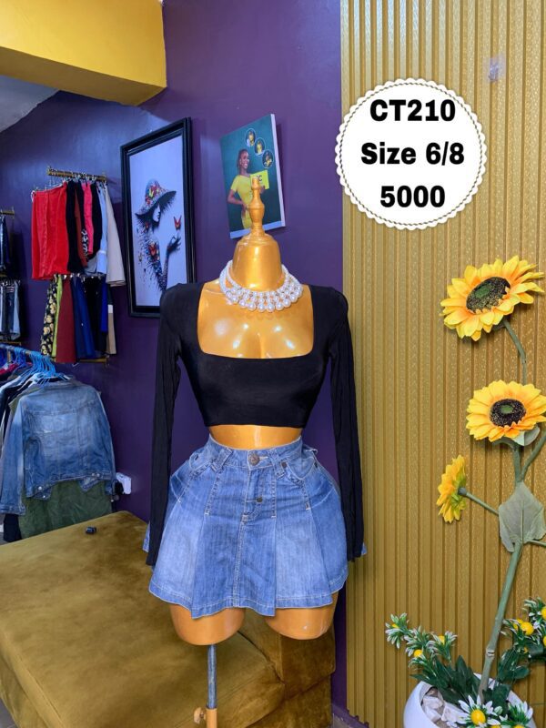 Black Long Sleve Crop Size 6/8