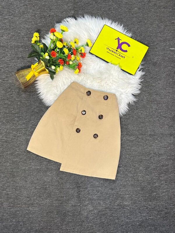Carton color button detail skirt Size 8 L 19”