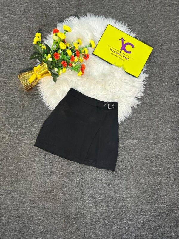 Black mini skirt Size 8 L 16”