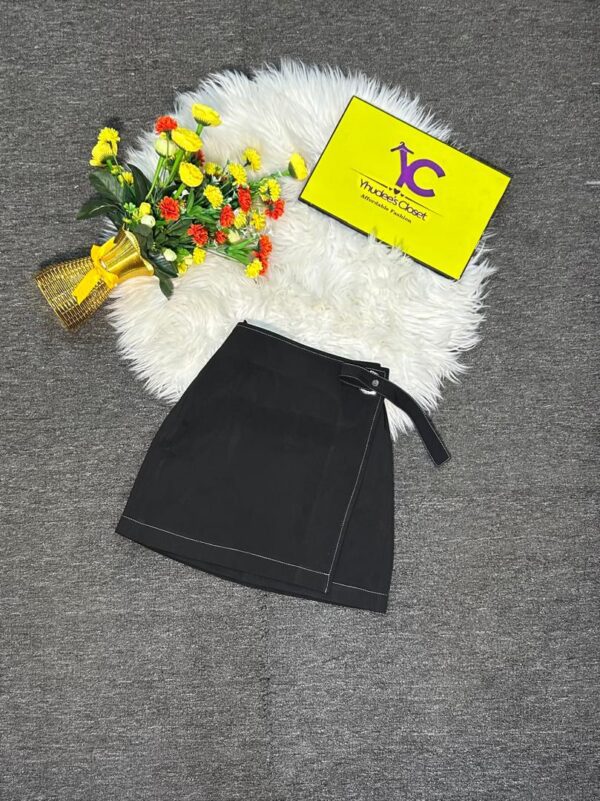 Black mini skirt Size 8 L 16”