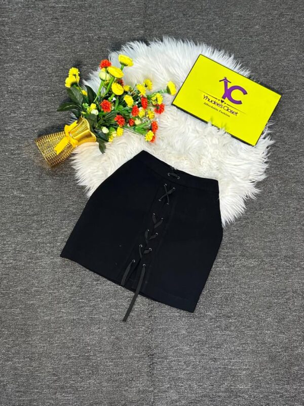 Black mini skirt Size 8 L 17”