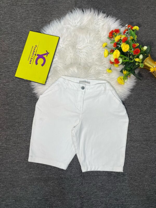 White Jean Short Size 16