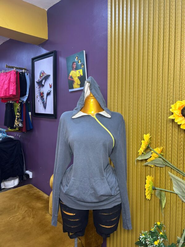 Ash hoodie with green zipper - L