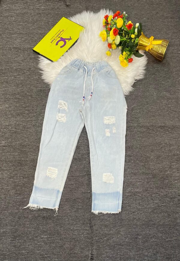 Light blue ripped boyfriend jean size 8 L 36.5