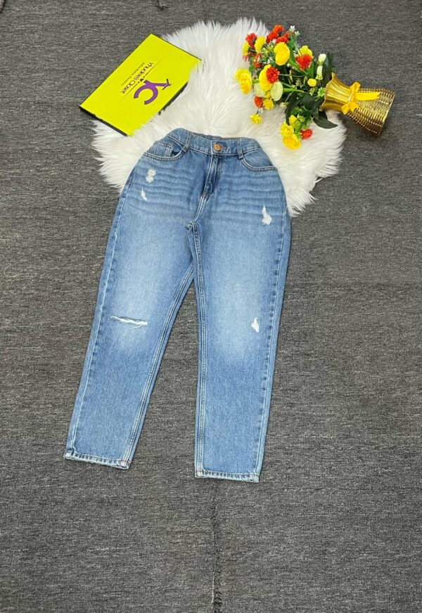 Ripped boyfriend jean size 6, L 36