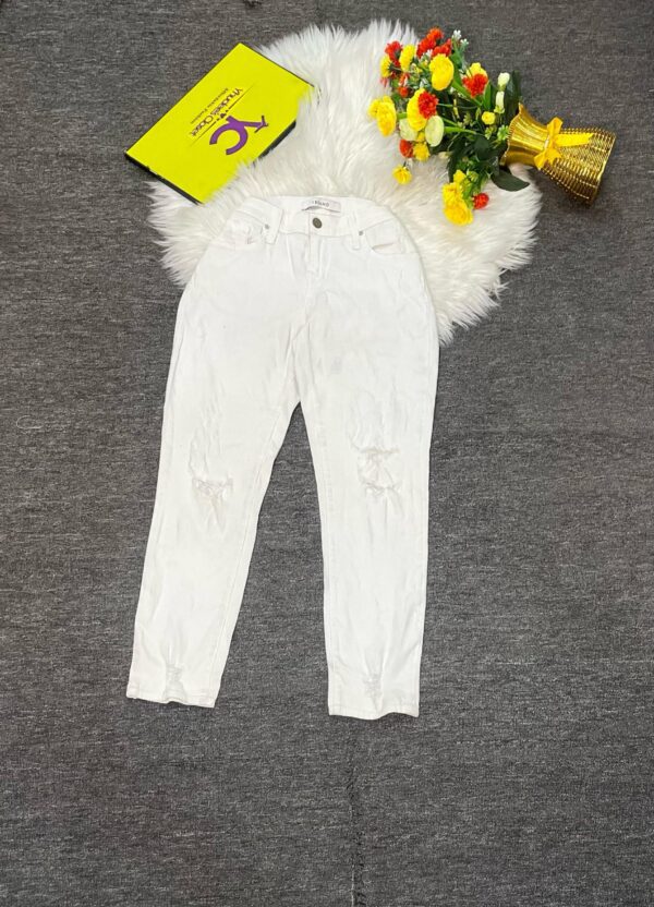 White ripped skinny jean size 8 L 35