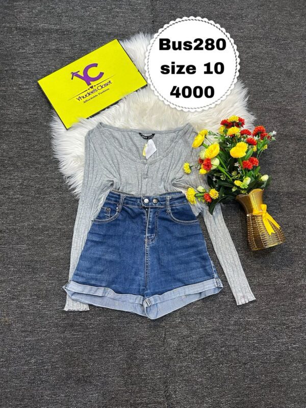 Stylish high waisted bum short Size 10