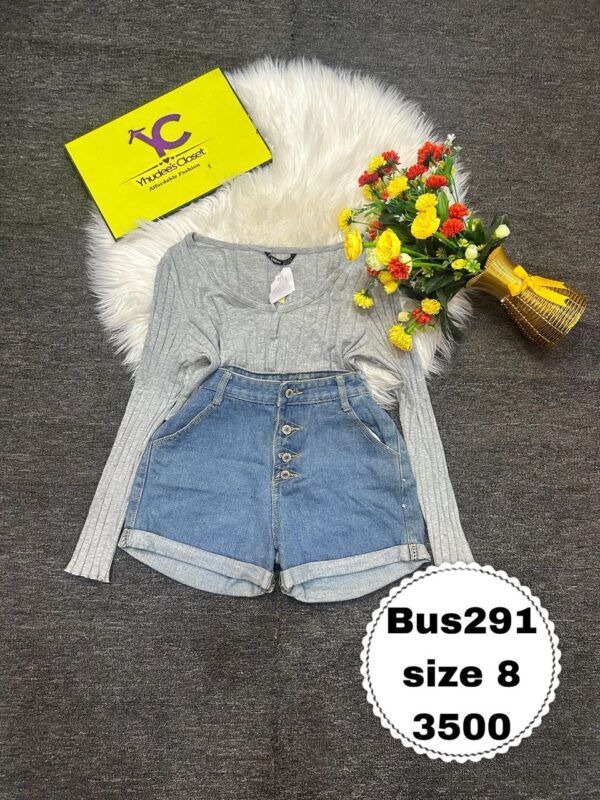 Stylish high waisted bumshort Size 8