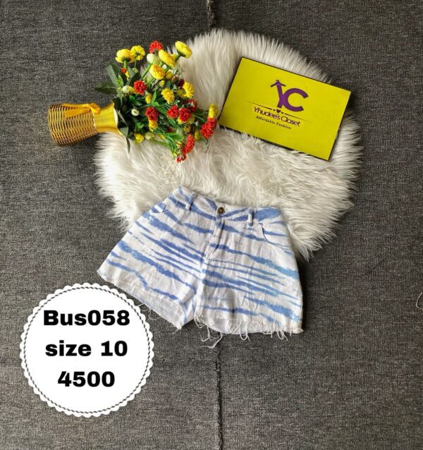 Stylish designed bumshort Size 10