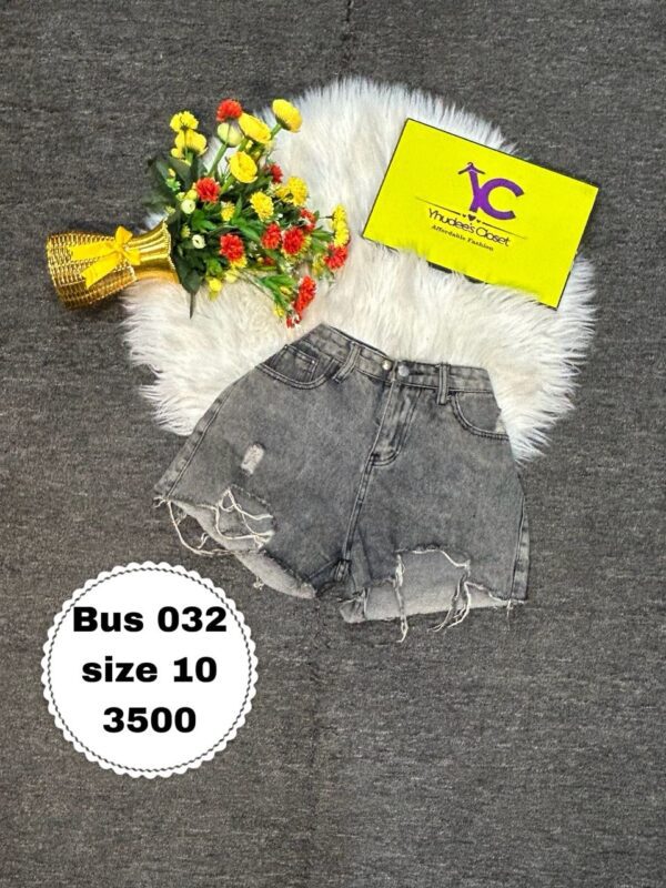 Stylish ripped bum short Size 10