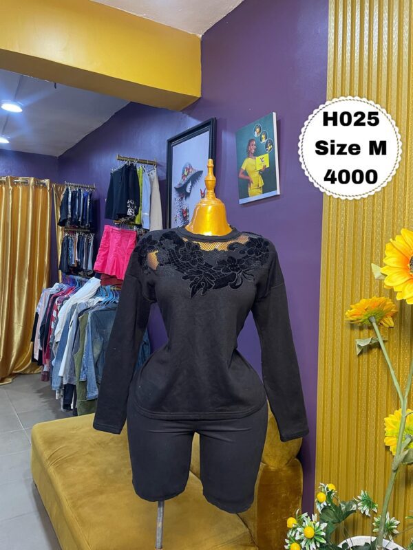 Black Sweatshirt with neck design M