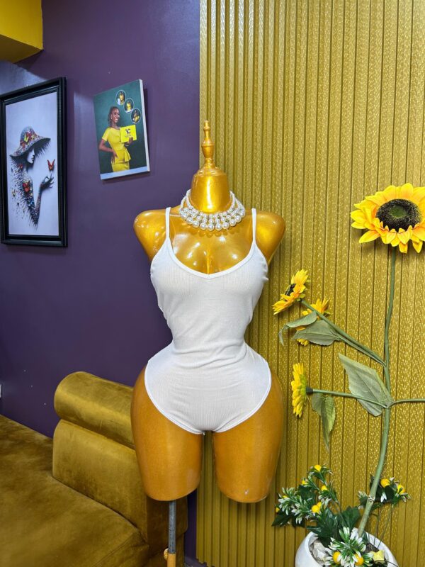 Sleeveless white bodysuit Size 6/8