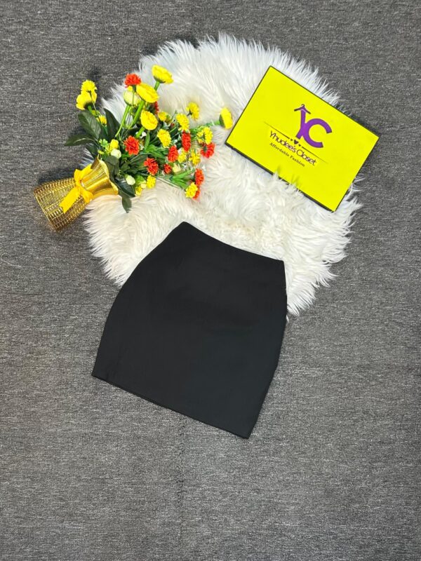 Black Plane Short Skirt Size 10, L 17