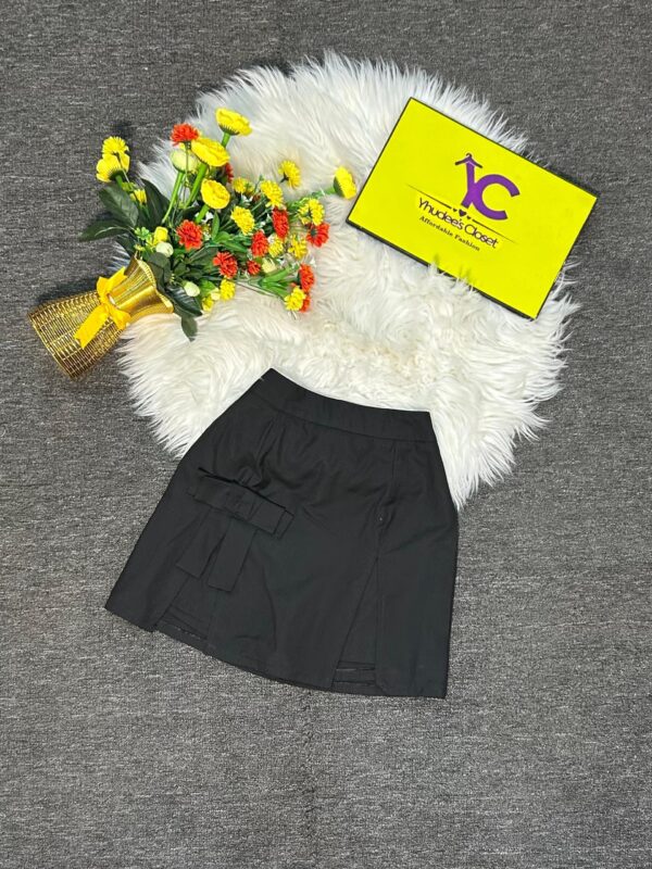 Black Skirt With front slit & bow Size 6, L 16