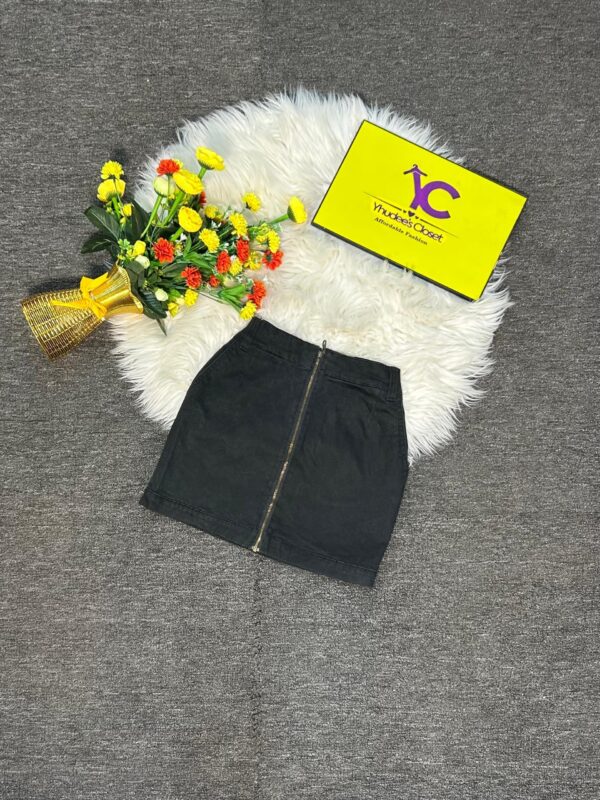 Black Stretchy skirt with front zip size 8, L 14