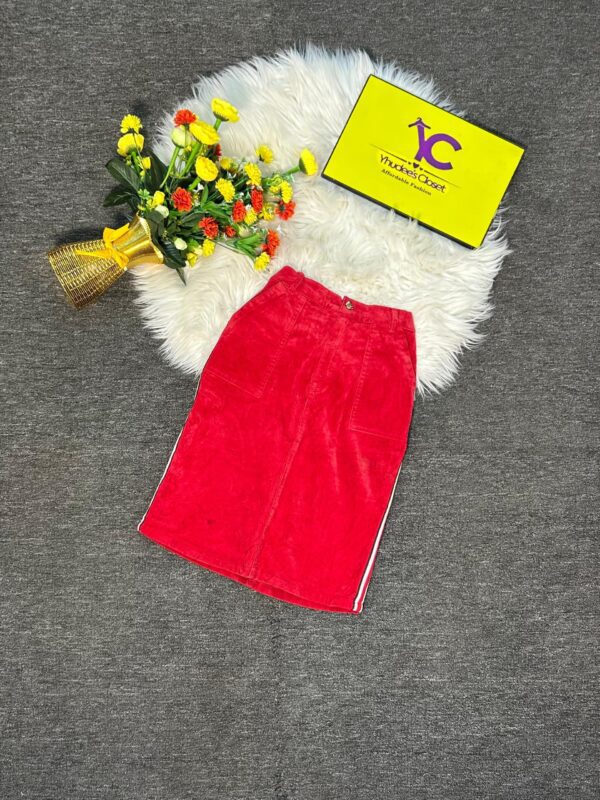 Red sweed skirt with white line size 8/10, L 21