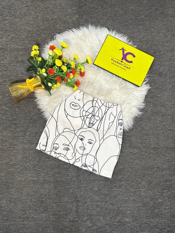 White face print skirt Size 8/10 L 15.5