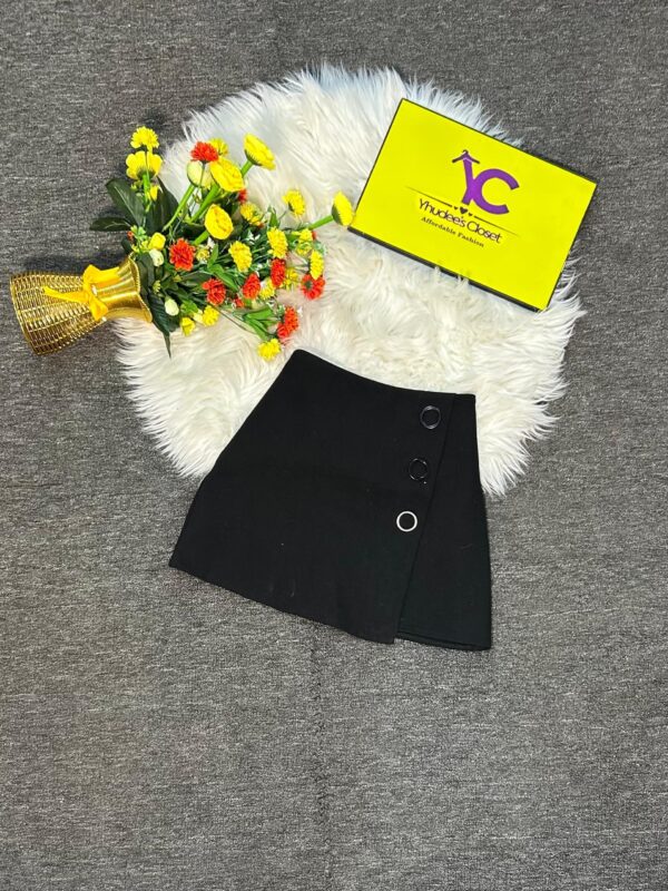 Solid black skirt with 3 rings size 6 L 14