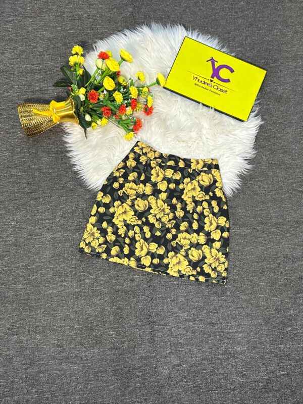 Yellow + Green + Black floral skirt size 8, L 15