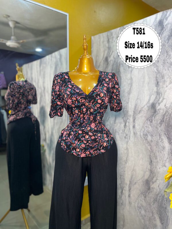T581 - Pretty floral top | Size 14/16s