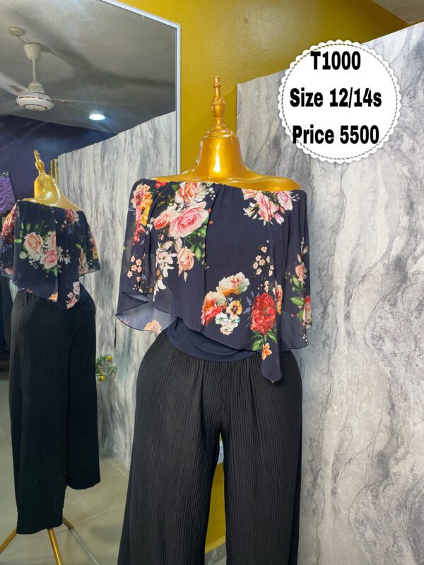 T1000 - Beautiful off-shoulder causal top | Size 12/14s