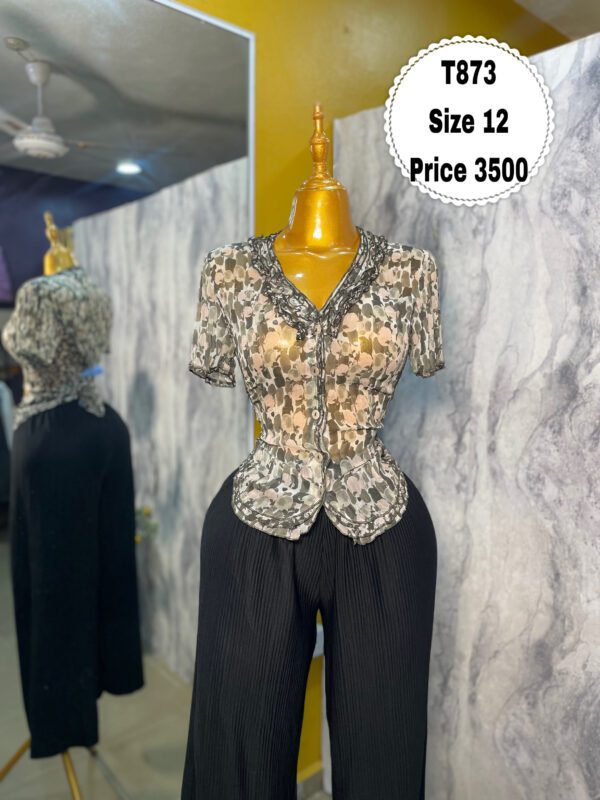 T873 - Beautiful floral top | Size 12