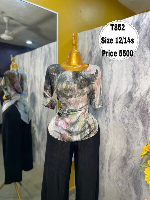 T852 - Vintage print silk top | Size 12/14s