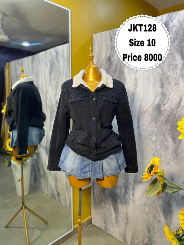 JKT128 - Sleek black denim jacket with cozy fur collar (10)