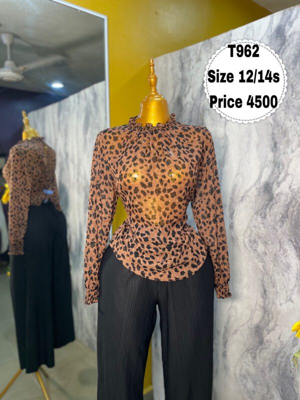 T962 - Animal print long sleeve top | Size 12/14s
