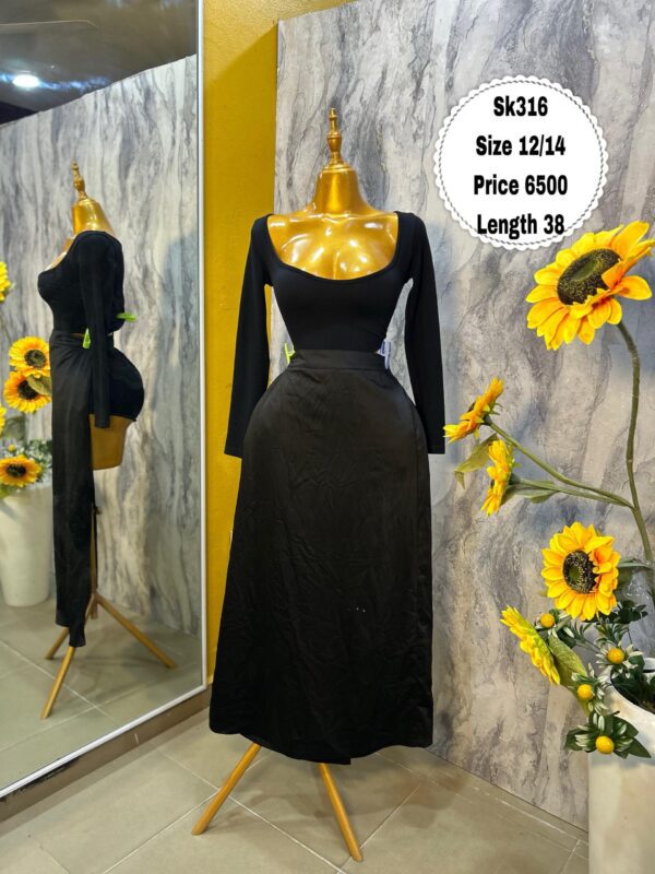 SK316 - Long black skirt with clean silhouette (12/14)