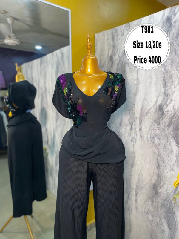 T981 - Black chiffon top with sequin detail | Size 18/20s