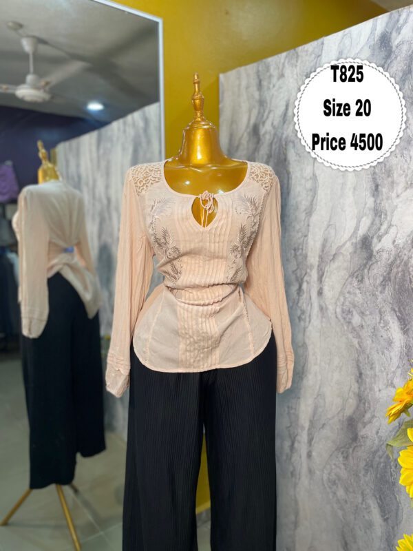 T825 - Beautiful peach top | Size 20