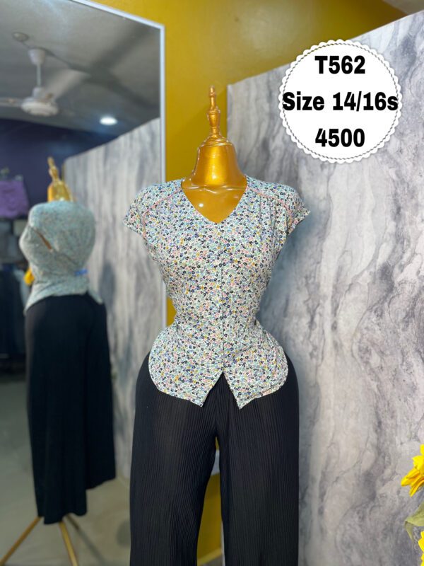 T562 - Beautiful floral button down top | Size 14/16s