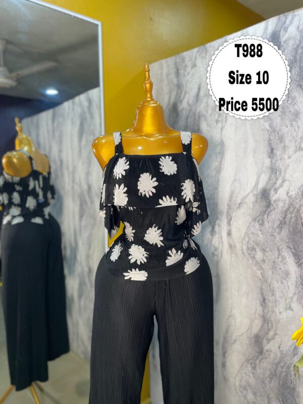 T988 - Beautiful miyaki monotone cold shoulder top | Size 10