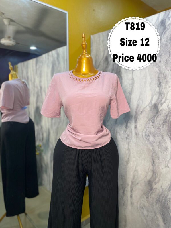 T819 - Beautiful peach top | Size 12